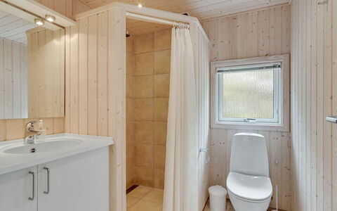 Anneke - 2Km from the Sea: Flooring, Verdieping, Hout, Loodgieterswerkinrichting, Interieur Ontwerp, Plafond, Badkamer, Wastafel, Kamer, Wastafel In De Badkamer