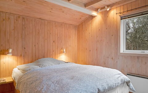 Anneke - 2Km from the Sea: Slaapkamer, Hout, Plafond, Bed, Interieur Ontwerp, Laken, Bedding, Kamer, Huis, Flooring