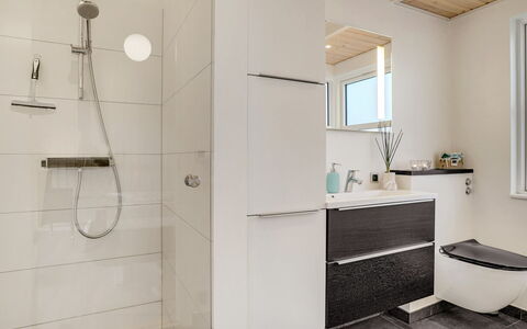 Danila - 600M from the Sea: Loodgieterswerkinrichting, Badkamer, Flooring, Interieur Ontwerp, Verdieping, Badkamerkast, Wastafel, Kraan, Loodgieter, Toilet