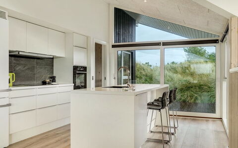 Danila - 600M from the Sea: Flooring, Interieur Ontwerp, Plafond, Countertop, Keuken, Verdieping, Meubilair, Toestel Van De Keuken, Cabinetry, Houten Vloer