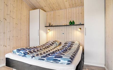 Danila - 600M from the Sea: Hout, Interieur Ontwerp, Verdieping, Flooring, Bed, Slaapkamer, Meubilair, Plafond, Kamer, Laken