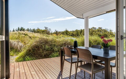 Danila - 600M from the Sea: Hout, Meubilair, Houten Vloer, Flooring, Verdieping, Veranda, Interieur Ontwerp, Stoel, Plafond, Hardwood