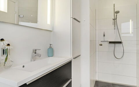 Danila - 600M from the Sea: Interieur Ontwerp, Flooring, Badkamer, Loodgieterswerkinrichting, Wastafel In De Badkamer, Verdieping, Badkamerkast, Wastafel, Spiegel, Kraan