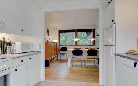 Antoinetta - 900M from the Sea: Hout, Interieur Ontwerp, Flooring, Meubilair, Plafond, Verdieping, Huis, Keuken, Houten Vloer, Kamer