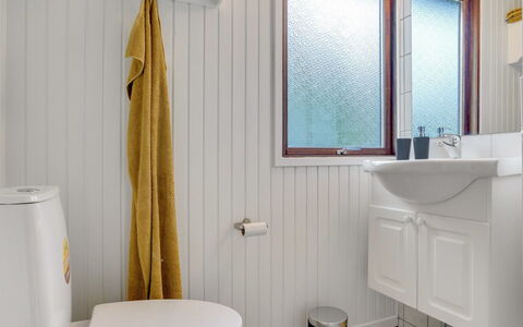 Antoinetta - 900M from the Sea: Loodgieterswerkinrichting, Badkamer, Interieur Ontwerp, Wastafel, Kraan, Flooring, Wastafel In De Badkamer, Verlichting, Loodgieter, Verdieping