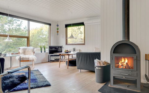 Antoinetta - 900M from the Sea: Flooring, Hout, Meubilair, Haard, Verdieping, Interieur Ontwerp, Woonkamer, Houtkachel, Plafond, Houten Vloer