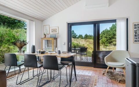 Kadife - 750M from the Sea: Meubilair, Interieur Ontwerp, Tafel, Hout, Keuken En Eettafel, Flooring, Stoel, Eetkamer, Verdieping, Plafond