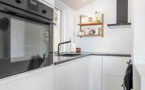 Kadife - 750M from the Sea: Toestel Van De Keuken, Keuken, Major Appliance, Interieur Ontwerp, Countertop, Flooring, Cabinetry, Huishoudapparatuur, Hout, Plafond