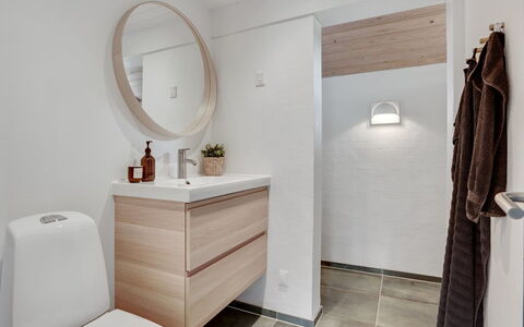 Kadife - 750M from the Sea: Flooring, Interieur Ontwerp, Verdieping, Badkamerkast, Loodgieterswerkinrichting, Badkamer, Loodgieter, Kraan, Spiegel, Cabinetry