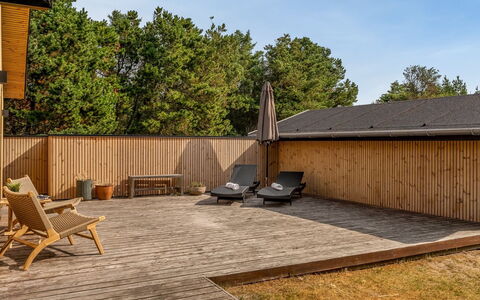 Kadife - 750M from the Sea: Hout, Houten Vloer, Hardwood, Dek, Samengesteld Materiaal, Plank, Beits, Backyard, Schaduw, Tuin