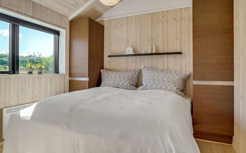 Ilmarinen - 561M from the Sea: Bed, Meubilair, Interieur Ontwerp, Slaapkamer, Flooring, Hout, Verdieping, Plafond, Laken, Bedding