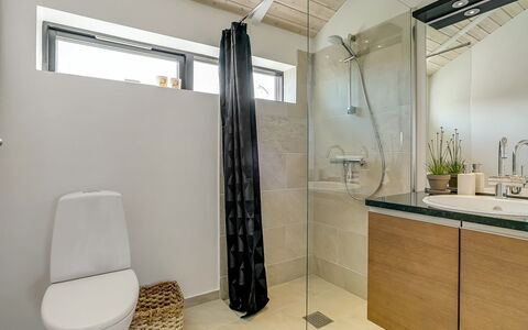 Ilmarinen - 561M from the Sea: Flooring, Loodgieterswerkinrichting, Interieur Ontwerp, Badkamer, Verdieping, Badkamerkast, Wastafel, Plafond, Kraan, Loodgieter