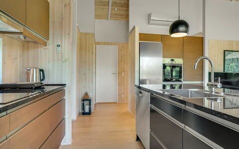 Ilmarinen - 561M from the Sea: Keuken, Countertop, Flooring, Interieur Ontwerp, Hout, Toestel Van De Keuken, Cabinetry, Plafond, Meubilair, Verdieping