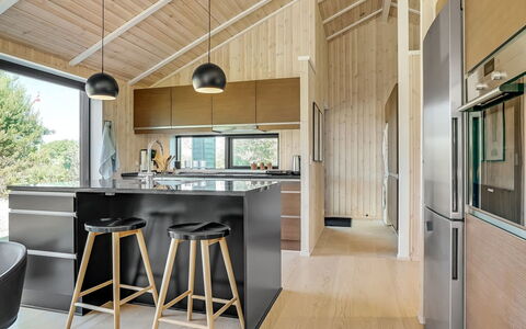 Ilmarinen - 561M from the Sea: Keuken, Hout, Flooring, Countertop, Interieur Ontwerp, Plafond, Meubilair, Toestel Van De Keuken, Houten Vloer, Verdieping