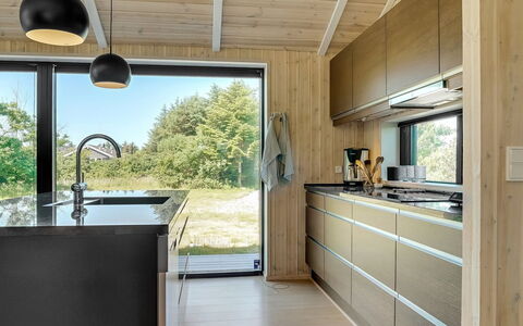 Ilmarinen - 561M from the Sea: Keuken, Toestel Van De Keuken, Countertop, Hardwood, Huishoudapparatuur, Beits, Multiplex, Cabinetry, Houten Vloer, Loodgieterswerkinrichting
