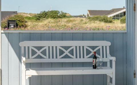 Dorethea - 300M from the Sea: Hout, Buitenmeubels, Meubilair, Samengesteld Materiaal, Openluchtbank, Plank, Bank, Hardwood, Ontwerp, Beits