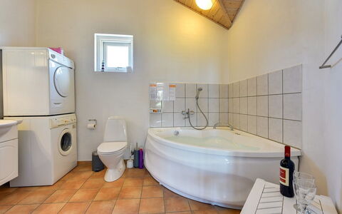 Dorethea - 300M from the Sea: Flooring, Interieur Ontwerp, Verdieping, Loodgieterswerkinrichting, Plafond, Hout, Bad, Kamer, Badkamer, Verlichting
