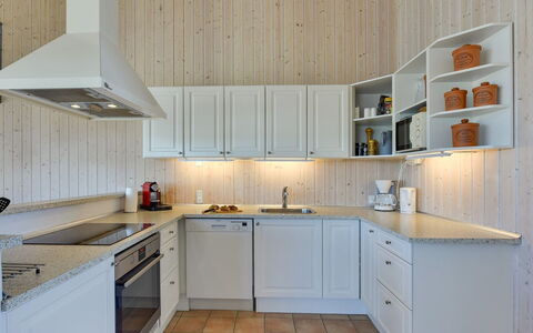Dorethea - 300M from the Sea: Keuken, Toestel Van De Keuken, Cabinetry, Hout, Flooring, Countertop, Interieur Ontwerp, Major Appliance, Kast, Plafond