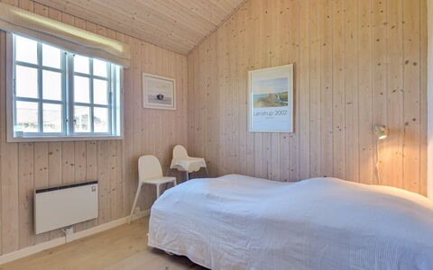 Dorethea - 300M from the Sea: Hout, Verdieping, Slaapkamer, Flooring, Plafond, Bed, Huis, Houten Vloer, Laken, Bedding