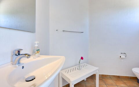 Dorethea - 300M from the Sea: Loodgieterswerkinrichting, Flooring, Badkamer, Verdieping, Wastafel In De Badkamer, Interieur Ontwerp, Wastafel, Kraan, Loodgieter, Plafond