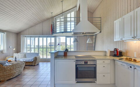 Dorethea - 300M from the Sea: Flooring, Keuken, Hout, Plafond, Interieur Ontwerp, Verdieping, Meubilair, Cabinetry, Countertop, Lichte Inrichting