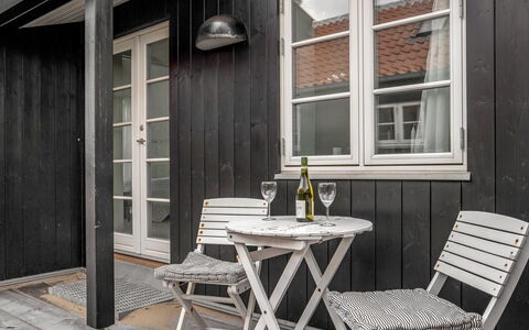 Armina - 75M from the Sea: Hout, Meubilair, Flooring, Verdieping, Deur, Hardwood, Buitenmeubels, Samengesteld Materiaal, Stoel, Plank