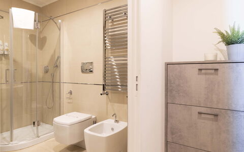 Florence Suite Apartment: Loodgieterswerkinrichting, Wastafel, Badkamer, Verlichting, Douchekop, Interieur Ontwerp, Kraan, Flooring, Verdieping