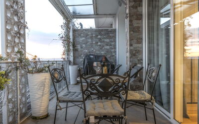 Florence Suite Apartment: Eigendom, Meubilair, Stoel, Interieur Ontwerp, Hout, Gebouw, Fabriek, Huis, Lucht, Tafel