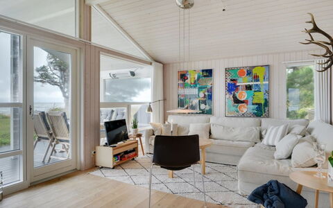 Pascal - 25M from the Sea: Hout, Interieur Ontwerp, Flooring, Woonkamer, Meubilair, Verdieping, Houten Vloer, Bankstel, Huis, Plafond