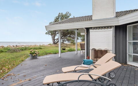 Pascal - 25M from the Sea: Buitenmeubels, Meubilair, Stoel, Dek, Veranda, Hardwood, Houten Vloer, Ligstoel, Schaduw, Buitentafel
