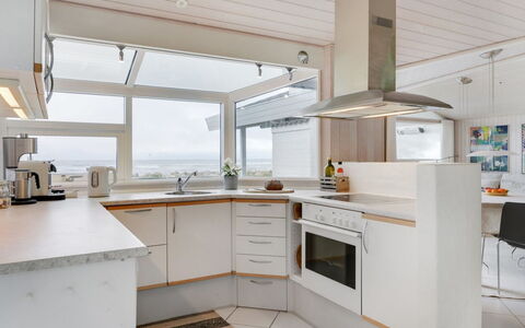 Pascal - 25M from the Sea: Interieur Ontwerp, Keuken, Flooring, Countertop, Plafond, Toestel Van De Keuken, Cabinetry, Verdieping, Huishoudapparatuur, Meubilair