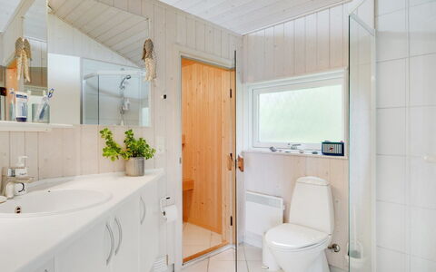 Pascal - 25M from the Sea: Loodgieterswerkinrichting, Flooring, Interieur Ontwerp, Hout, Verdieping, Wastafel, Plafond, Wastafel In De Badkamer, Badkamer, Badkamerkast