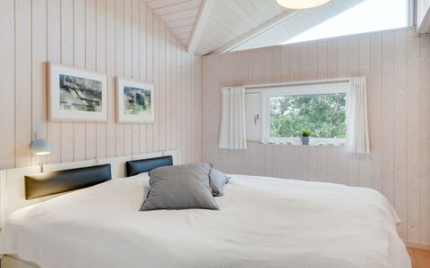 Pascal - 25M from the Sea: Slaapkamer, Interieur Ontwerp, Hout, Bed, Plafond, Flooring, Verdieping, Laken, Huis, Meubilair