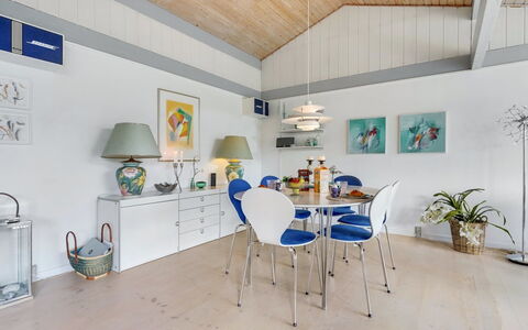 Elva - 150M from the Sea: Hout, Dak, Huis, Verblijf, Deur, Huis, Siding, Land Lot, Garden Gebouwen, Schuur