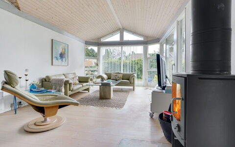 Elva - 150M from the Sea: Meubilair, Interieur Ontwerp, Flooring, Verdieping, Hout, Plafond, Bankstel, Woonkamer, Huis, Verlichting