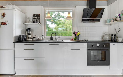 Elva - 150M from the Sea: Toestel Van De Keuken, Keuken, Countertop, Cabinetry, Meubilair, Major Appliance, Huishoudapparatuur, Fornuis, Interieur Ontwerp, Flooring