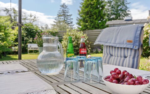 Elva - 150M from the Sea: Meubilair, Buitenmeubels, Stoel, Tafel, Buitentafel, Keuken En Eettafel, Schaduw, Paraplu, Patio, Tuin