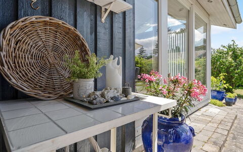 Elva - 150M from the Sea: Bloempot, Meubilair, Kamerplant, Stoel, Buitenmeubels, Tuin, Buitentafel, Patio, Veranda
