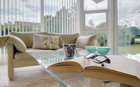 Elva - 150M from the Sea: Interieur Ontwerp, Meubilair, Bankstel, Flooring, Woonkamer, Verdieping, Huis, Verlichting, Kamer