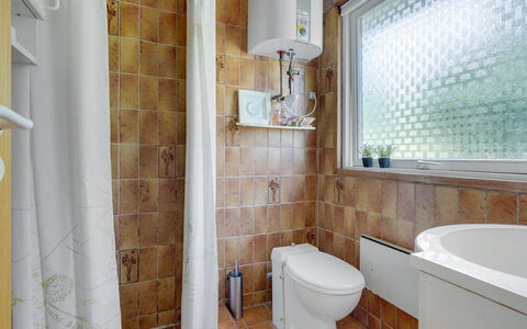 Elva - 150M from the Sea: Badkamer, Wc Bril, Loodgieterswerkinrichting, Muur, Toilet, Flooring, Verdieping, Interieur Ontwerp, Loodgieter, Kraan