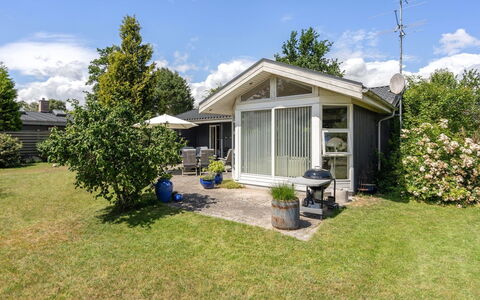 Elva - 150M from the Sea: Huis, Struik, Dak, Huis, Woongebied, Verblijf, Tuin, Landgoed, Gazon, Garden Gebouwen