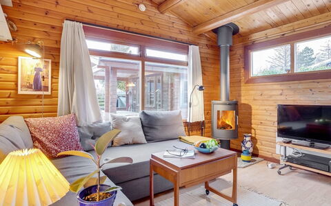 Agda - 100M from the Sea: Hout, Meubilair, Interieur Ontwerp, Flooring, Woonkamer, Huis, Verdieping, Huis, Kamer, Bankstel