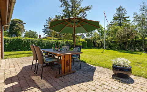Agda - 100M from the Sea: Meubilair, Buitenmeubels, Tafel, Stoel, Struik, Tuin, Buitentafel, Land Lot, Schaduw, Gazon