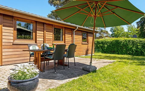 Agda - 100M from the Sea: Hout, Hardwood, Verblijf, Beits, Tuin, Siding, Plank, Garden Gebouwen, Buitentafel, Landscaping