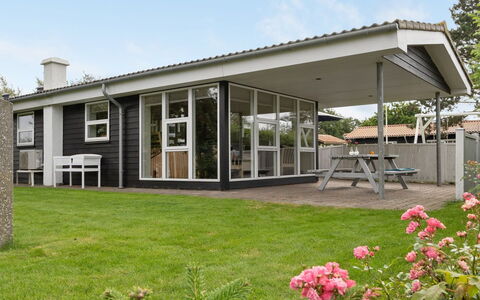 Gull - 150M from the Sea: Gras, Huis, Huis, Woongebied, Veranda, Architectuur, Dak, Deur, Land Lot, Verblijf