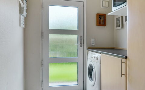 Gull - 150M from the Sea: Flooring, Verdieping, Interieur Ontwerp, Kamer, Deur, Wasmachine, Major Appliance, Wasdroger, Beits, Wasruimte