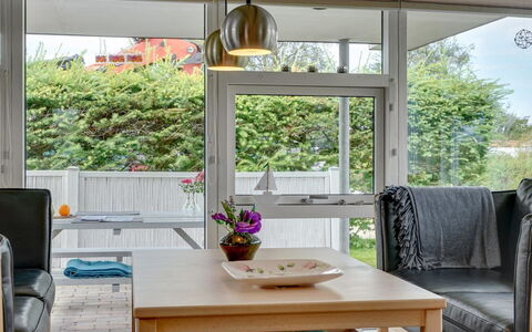 Gull - 150M from the Sea: Meubilair, Interieur Ontwerp, Flooring, Bankstel, Hout, Verdieping, Plafond, Tafel, Stoel, Woonkamer