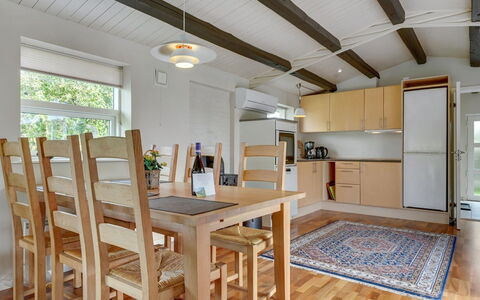 Gull - 150M from the Sea: Meubilair, Flooring, Interieur Ontwerp, Verdieping, Hout, Plafond, Kamer, Keuken, Keuken En Eettafel, Houten Vloer
