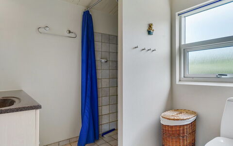Gull - 150M from the Sea: Flooring, Verdieping, Loodgieterswerkinrichting, Interieur Ontwerp, Badkamer, Plafond, Kamer, Toilet, Loodgieter, Wc Bril