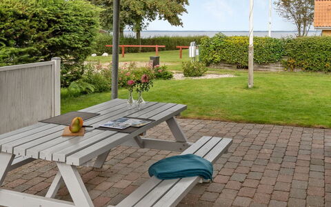 Gull - 150M from the Sea: Meubilair, Buitenmeubels, Openluchtbank, Tafel, Buitentafel, Picknicktafel, Bank, Schaduw, Tuin, Stoel